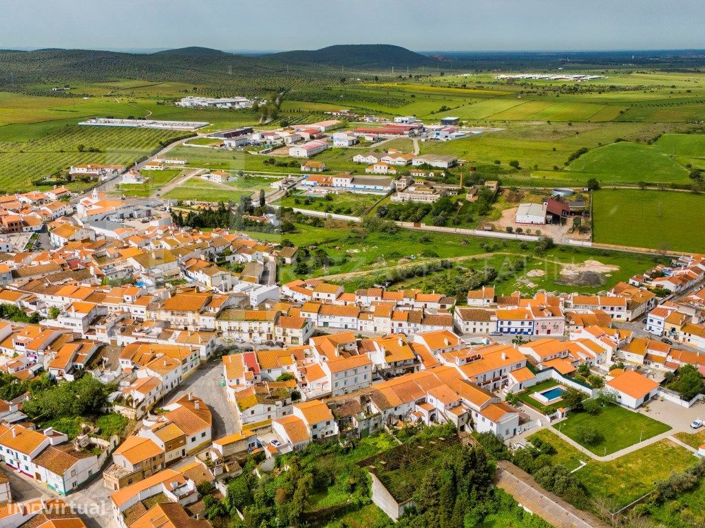 Dois Prédios para Reabilitar no Centro de Sousel - Uma Oportunidade...