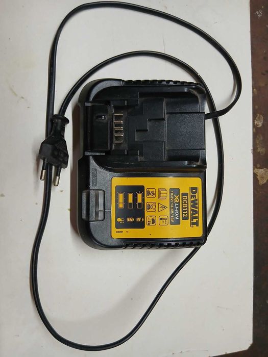 Зарядное устройство DeWALT DCB112