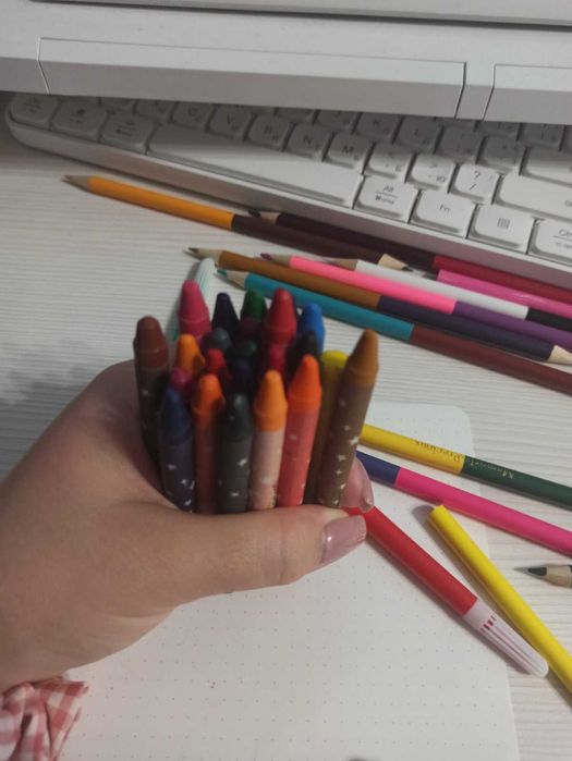 Лот з чотирьох наборів матеріалів для малювання