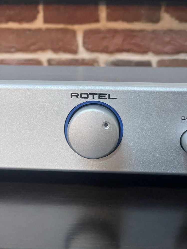 Rotel RC 06 попередній підсилювач