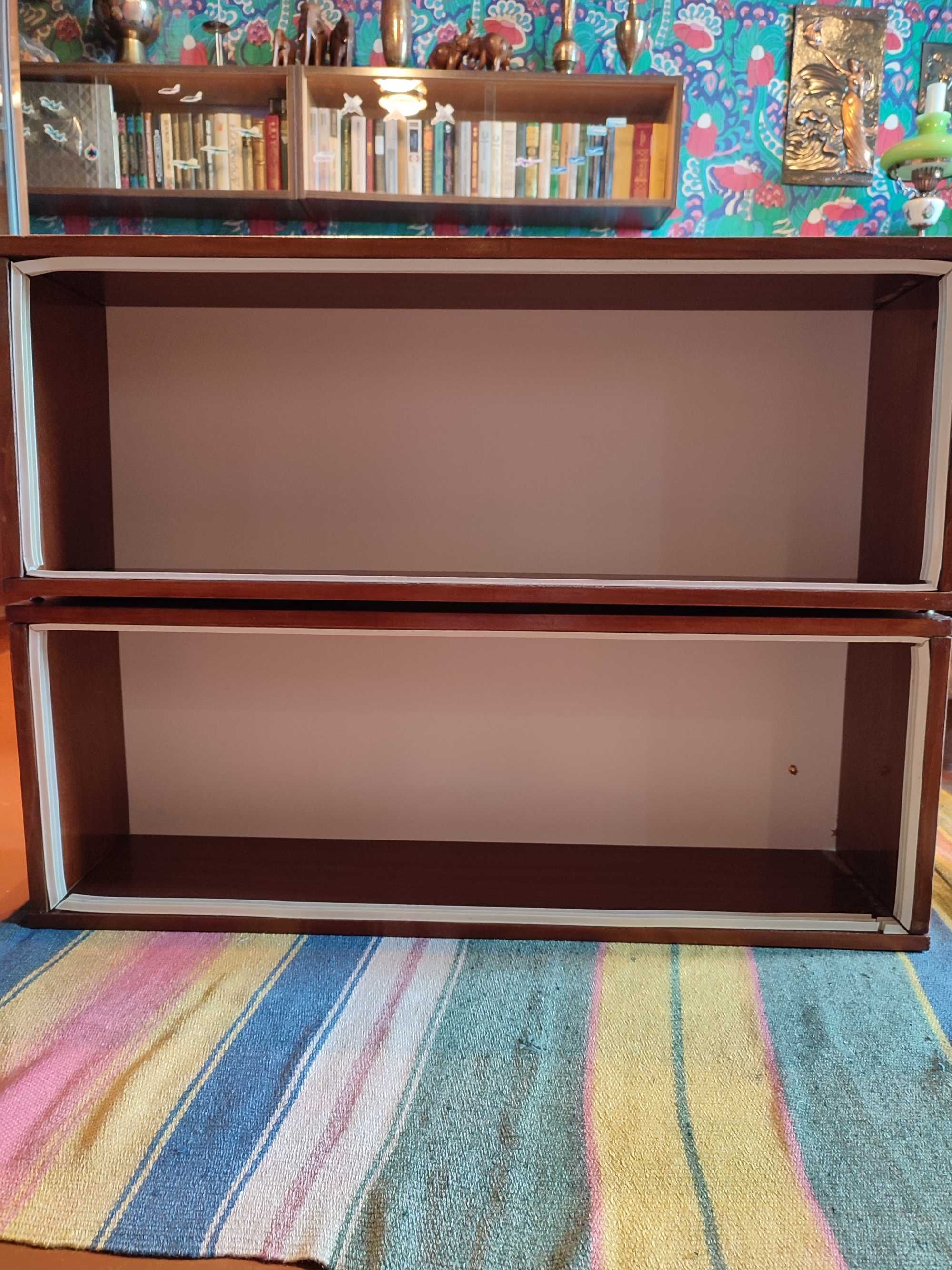 Продам шкафные двери полированные. Полки книжные.