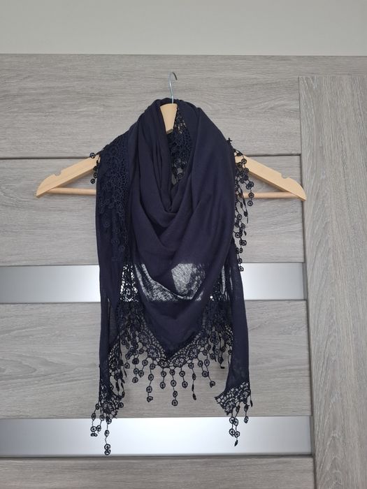 Chusta damska z frędzlami