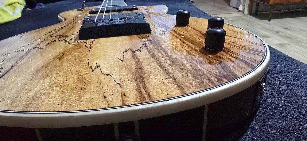 Gitara lutnicza typu Les Paul neck-thru