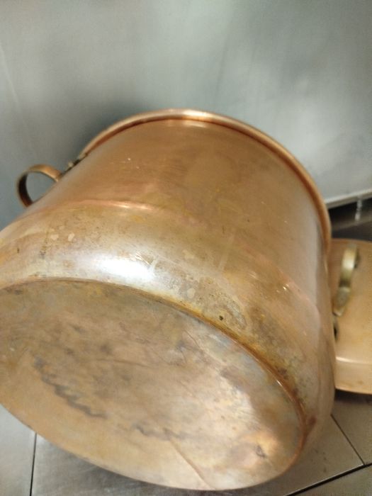 Vendo panela de cobre com 24 cm de altura e 36 cm de largura