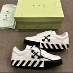 Tenis Off White brancos novos na csixa