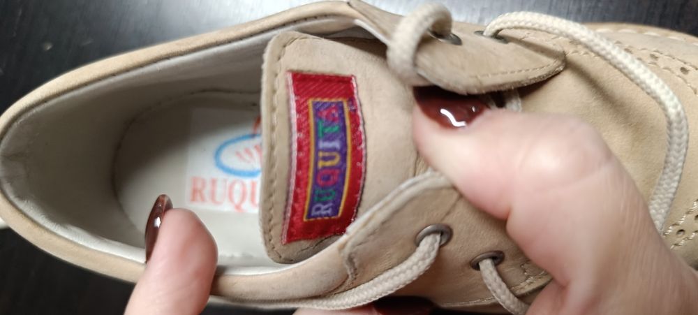 Sapatos de criança em pele