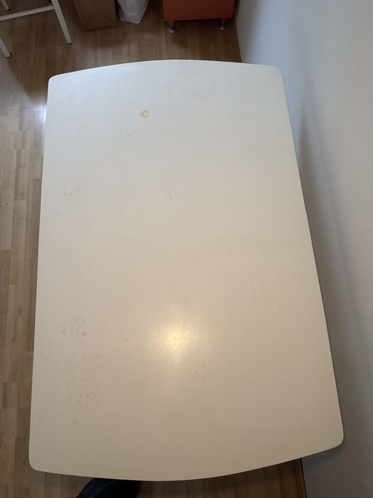 Biały drewniany stół