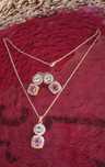 Conjunto de fio de prata com pendente e brincos de prata e pedras