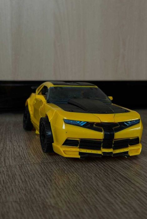 робот, машина трансформер Бамблбі