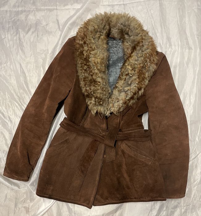 Otyinalny kożuszek damski  taliowany z futrzanym kołnierzem VINTAGE