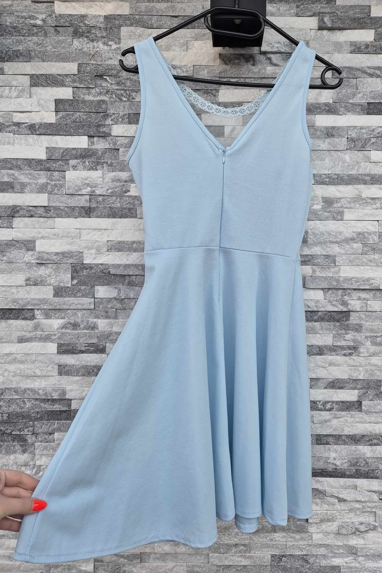 Delikatna elegancka sukienka baby blue na komunię