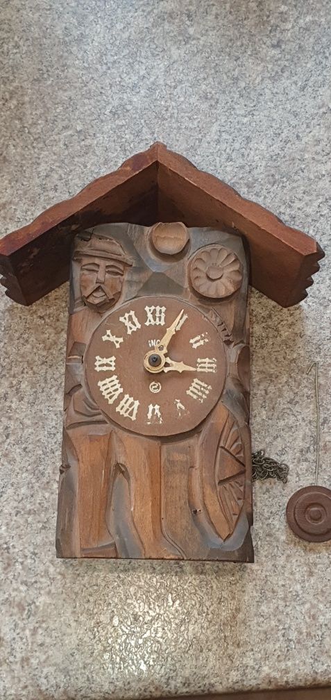 Zegar INCO z rzeźbami