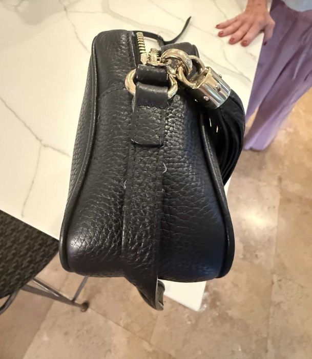 Bolsa pequena Gucci em pele preta, estilo câmara, nova e autêntica.