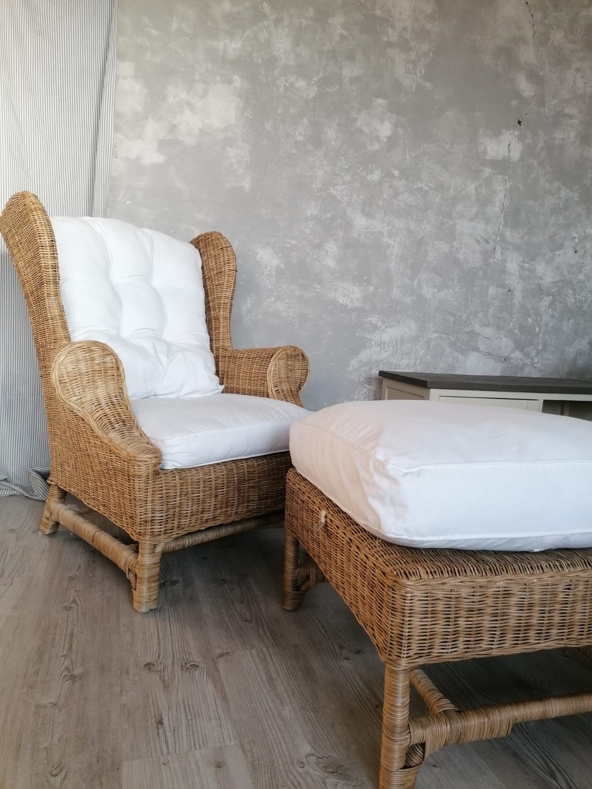 Rattanowy fotel z podnóżkiem Riviera Maison