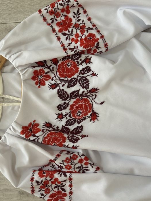 Вишиванка жіноча ручної роботи вишита бісером. Розмір S-M.