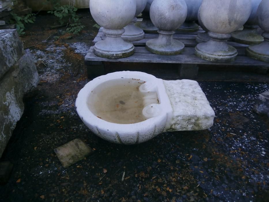 pias de água benta em calcário feitio de concha