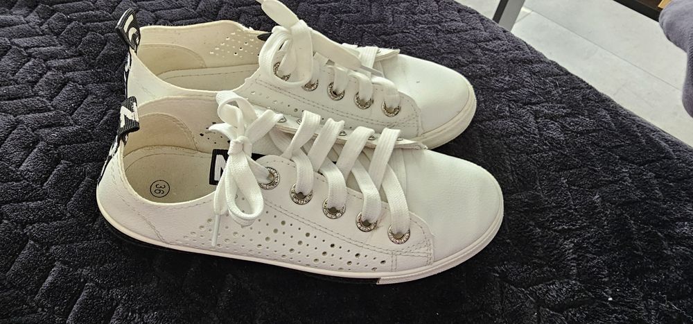 Biało czarne trampki przed kostkę z ozdobnymi napisami cekiny r.36