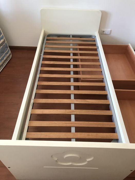 Cama branca com estrado
