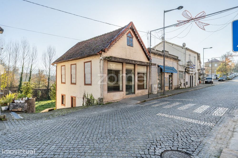 Loja para Restauro com Potencial Habitacional no Coração de Celorico