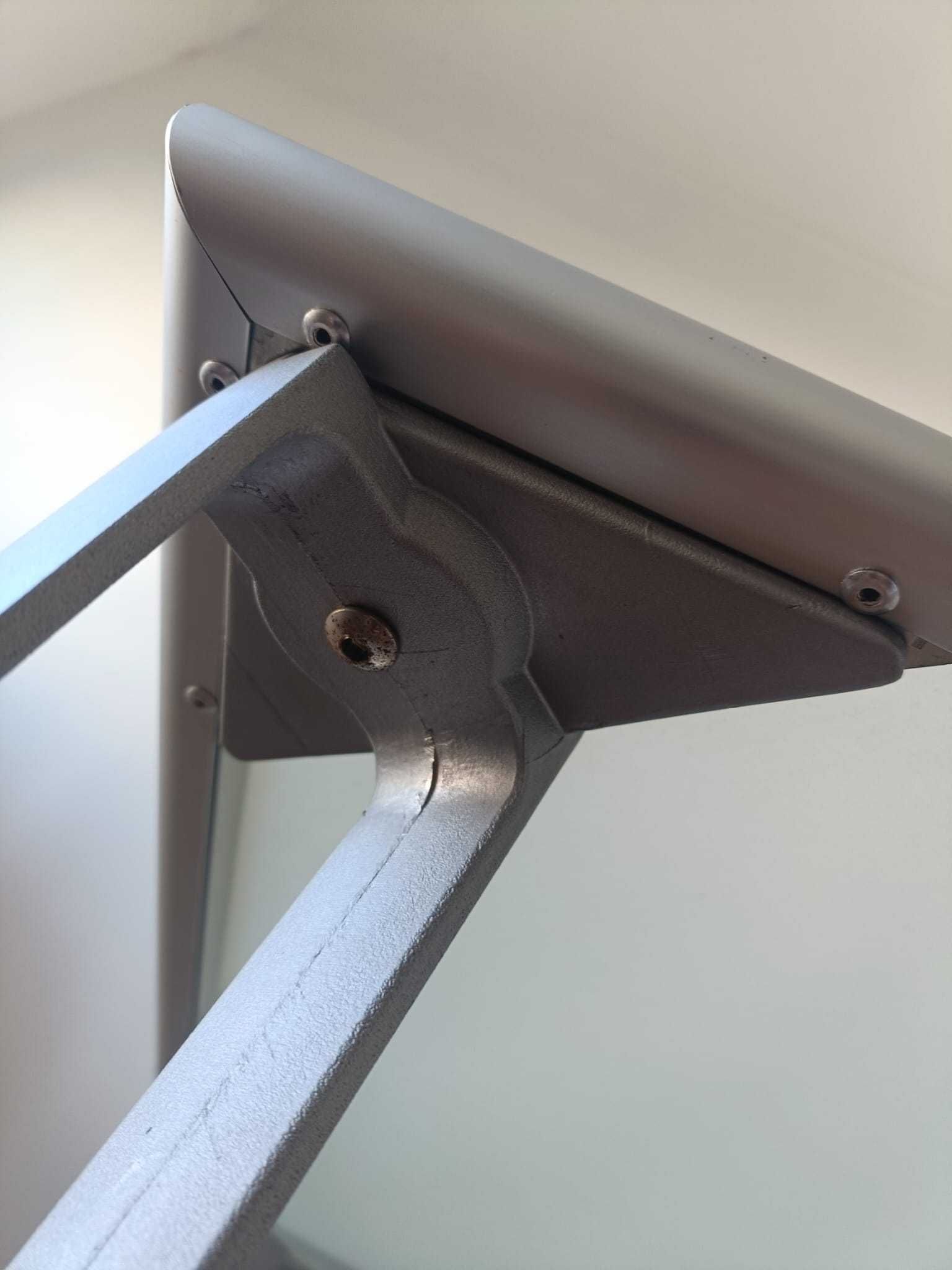 Mesa com tampo de vidro