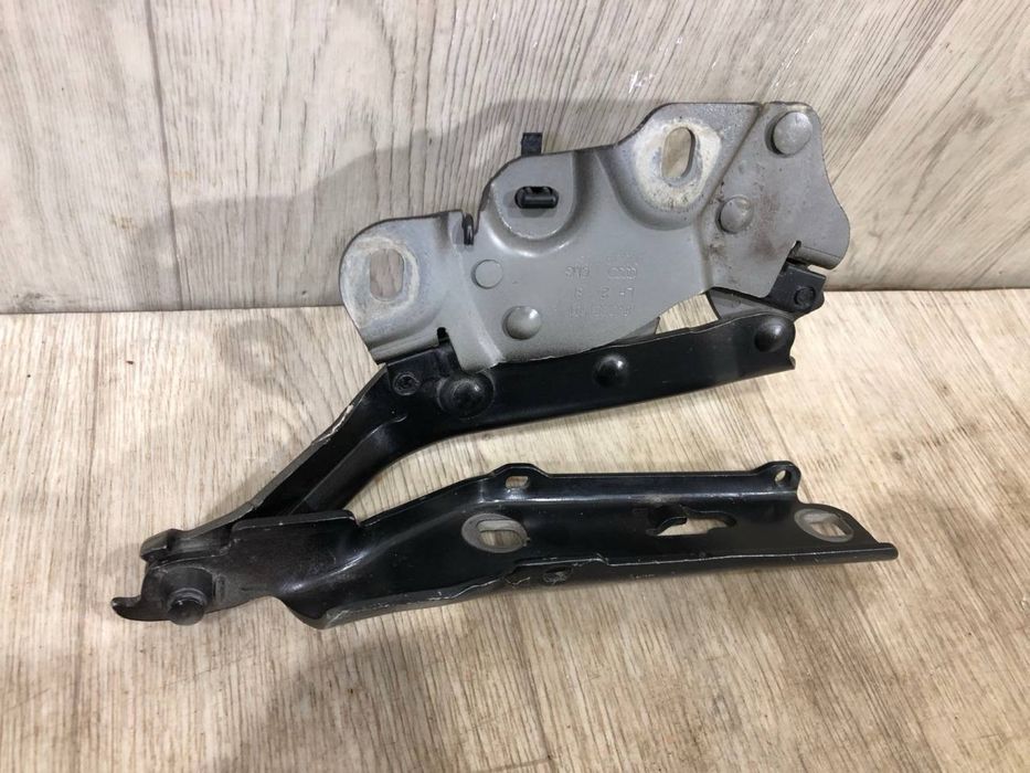 Петля капота левая Audi A3 (2012-2020 г.) кріплення капоту 8V0823301
