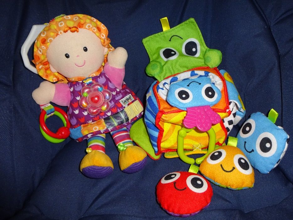 ZESTAW Lamaze lalka Emilka zawieszka gryzak Hasbro Playskool kostka