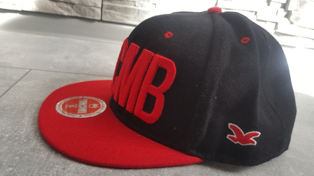 YMCMB Snapback Czapka czarno - czerwona