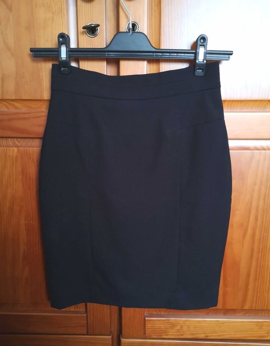 Saia estilo executivo preta H&M, tamanho 36