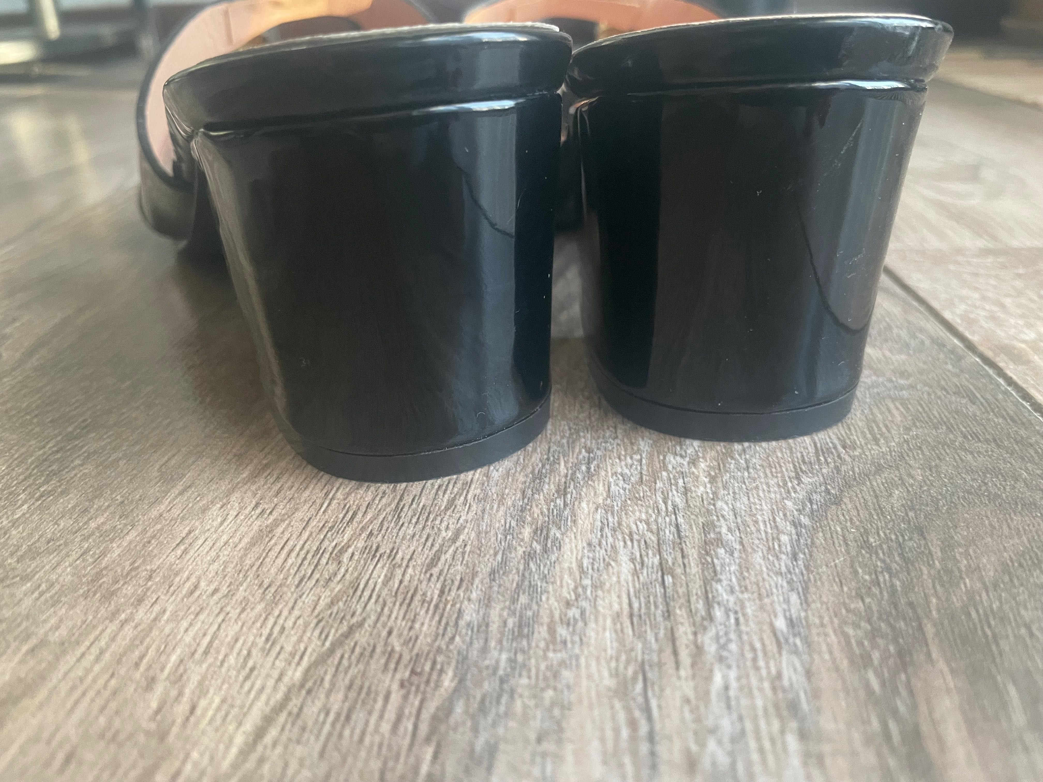 Klapki lakierowane r.38 Nowe