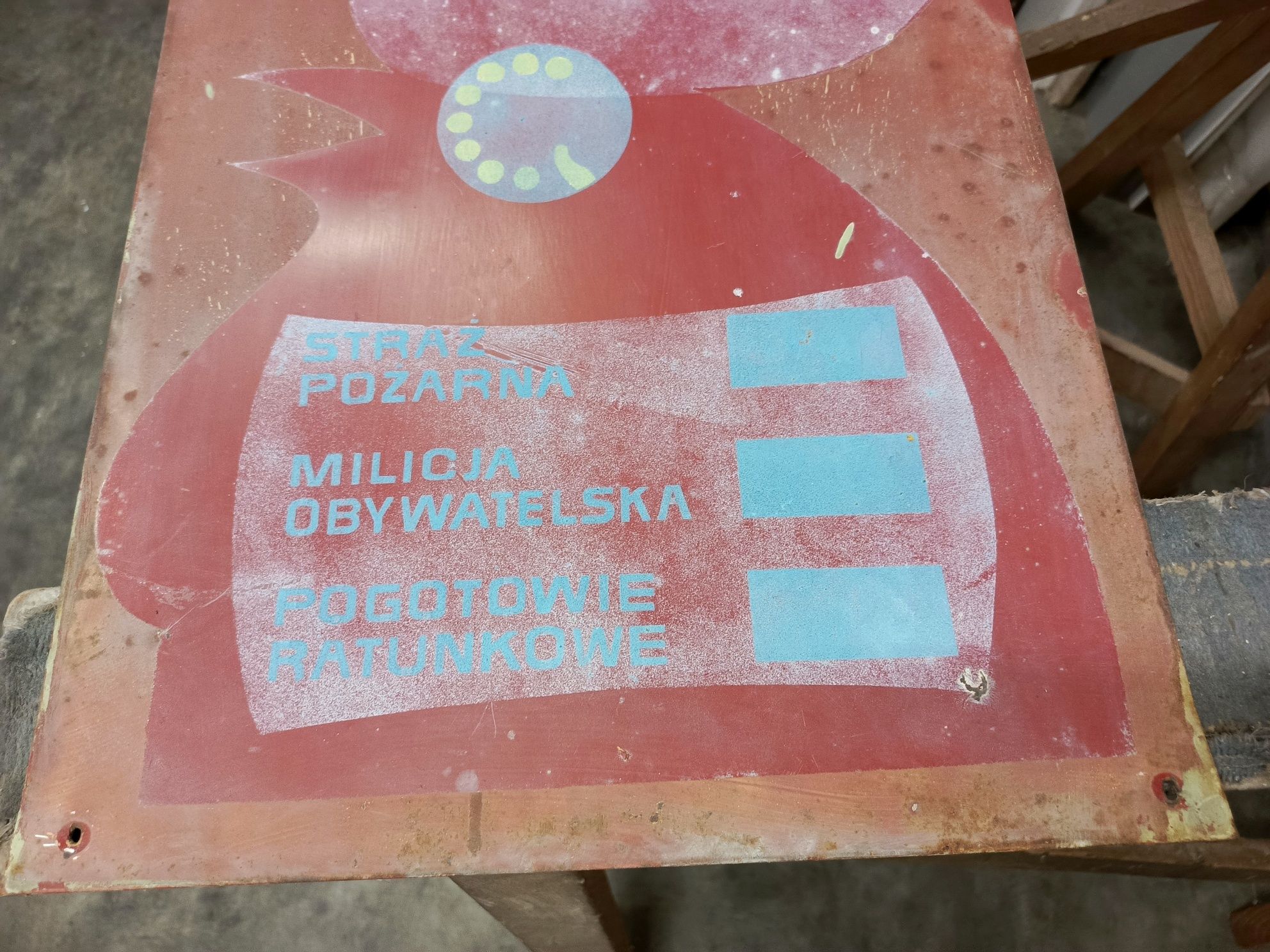 Stara metalowa tablica z PRL-u