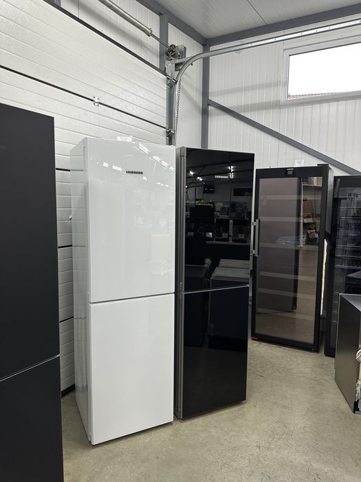 Холодильник біле скло Liebherr CN 4713 чорне скло