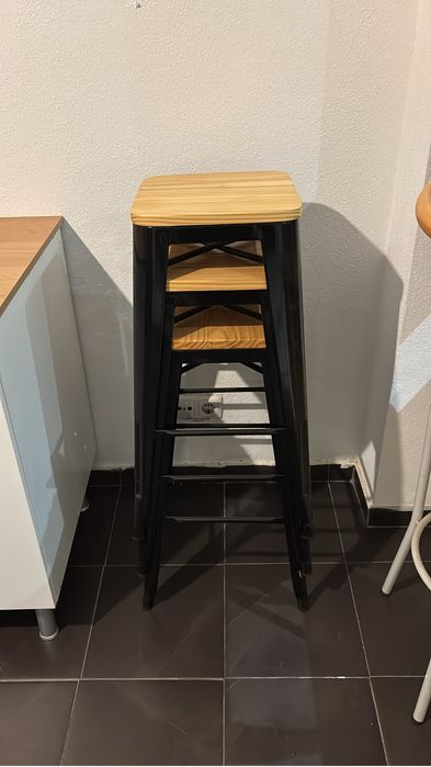 Mesa e bancos altos SKLUM