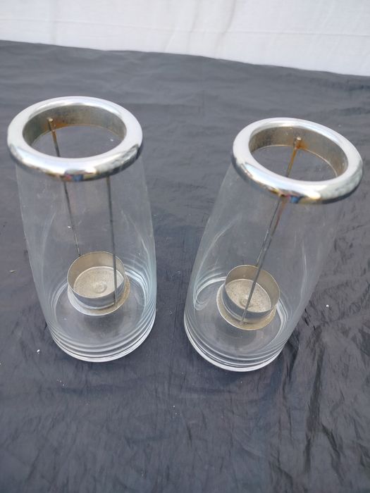 Dwa szklane ładne świeczniki