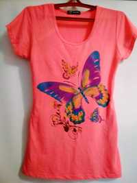 Яркая футболка с бабочками