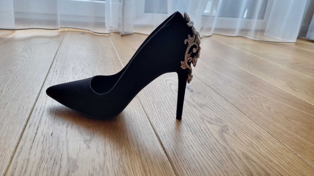 Eleganckie zamszowe obcasy z kryształkami Tulipano rozmiar 40