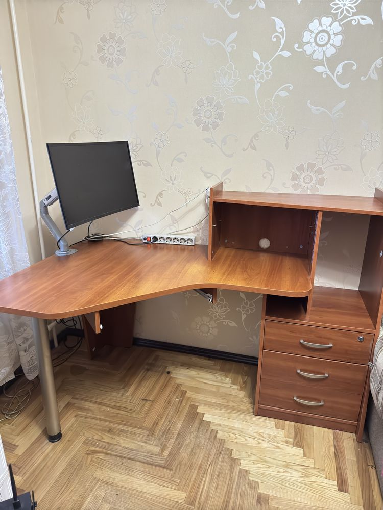 Стіл компьютерний