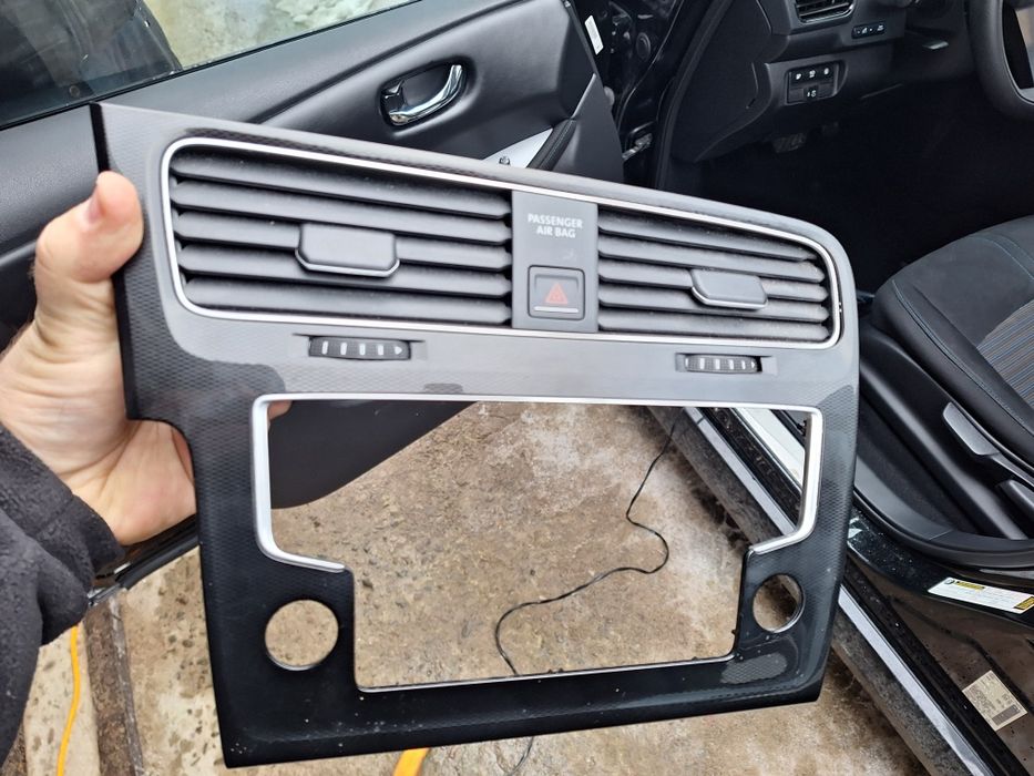 Продам рамку, дефлектор, накладку VW Golf 7