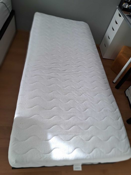 Stelaż łóżka i materac