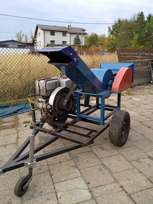Rębak bębnowy z silnikiem diesla ES16 na przyczepce