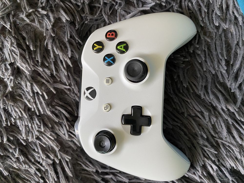 X Box One S 1 TB ( zestaw : pad, kable , 8 gier)