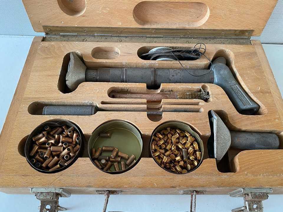 Pistola de fulminantes antiga (cravar pernes de aço)