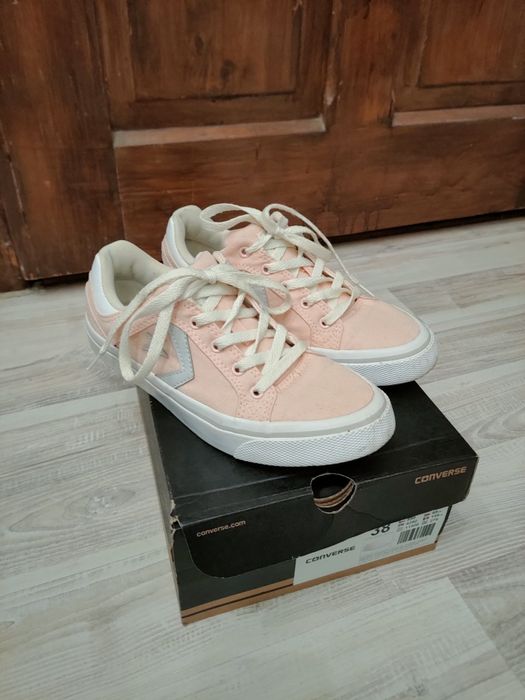 Różowe buty Converse