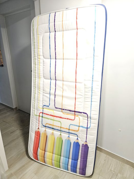 Colchão 90x200 para crianças e jovens com motivo de canetas. Poucas ma