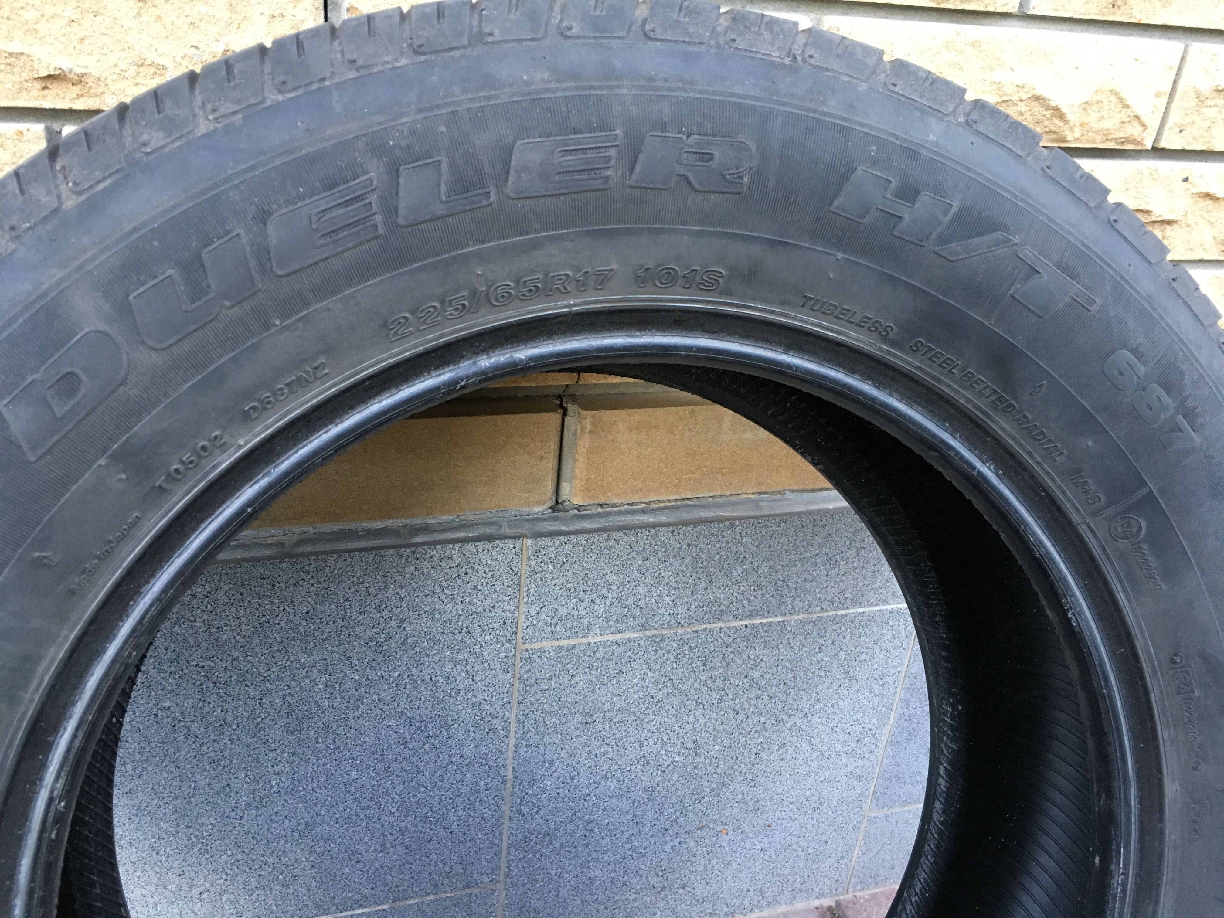 Резина 225/65 R17 Bridgestone Dueller H\T 687 101S шини