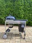 Grill węglowy Weber, srebrno- czarny, ze stolikiem, pokrywą, koszem.
