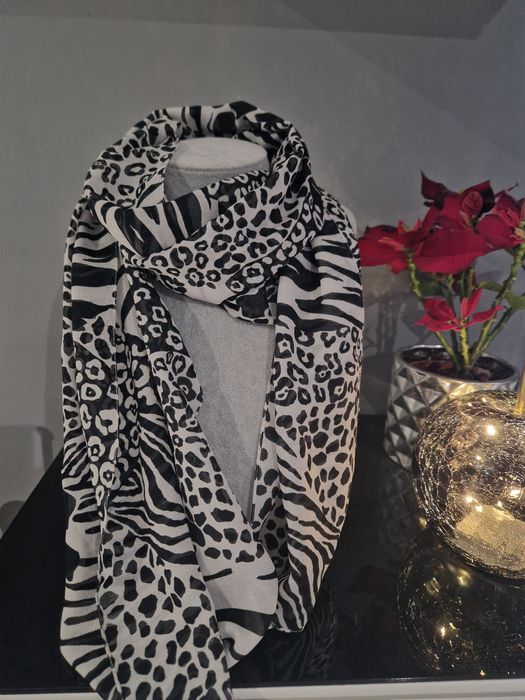 Biało czarny szal chustka apaszka na szyję we wzory