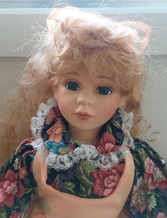 Boneca de porcelana de coleção