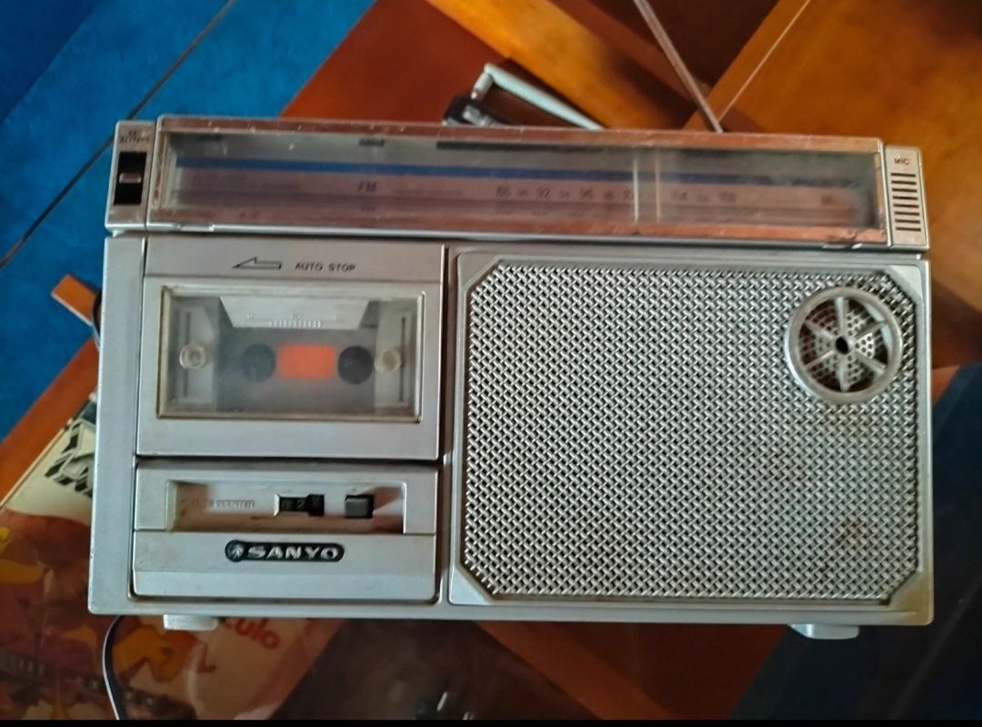 Rádio Sanyo vintage com cassetes