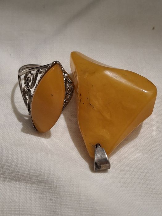 Продам кольцо и кулон с натуральным янтарем.