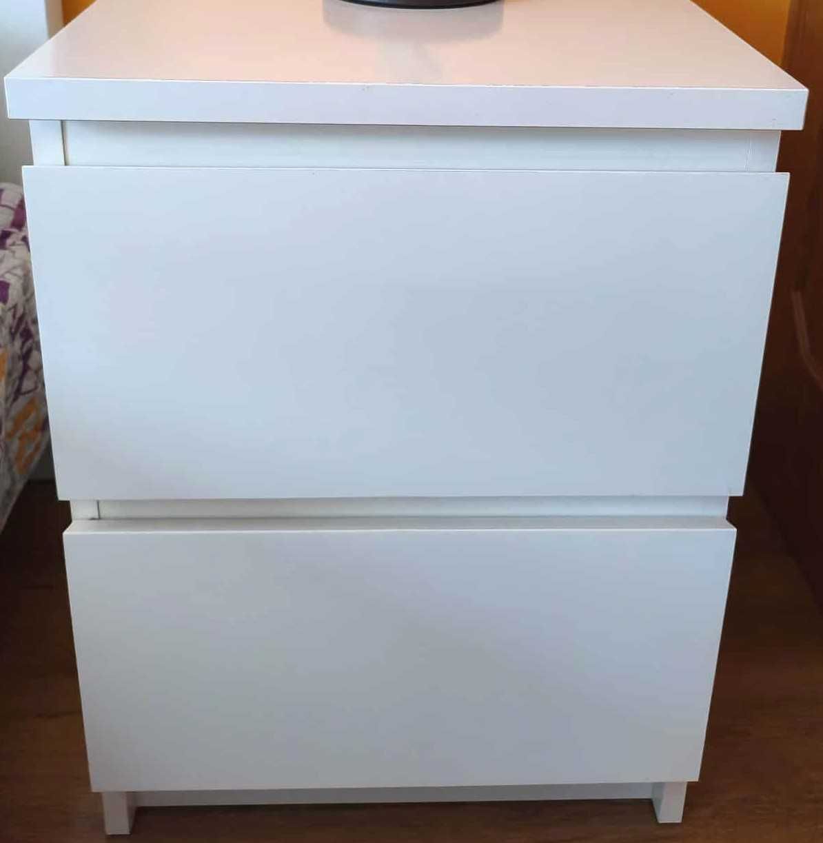 Conjunto Cómoda e Mesa de cabeceira.